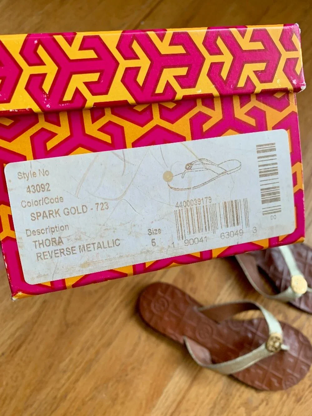EUC Tory Burch Thora Metallic Gold Leather Sandals/ Flip flops with original box